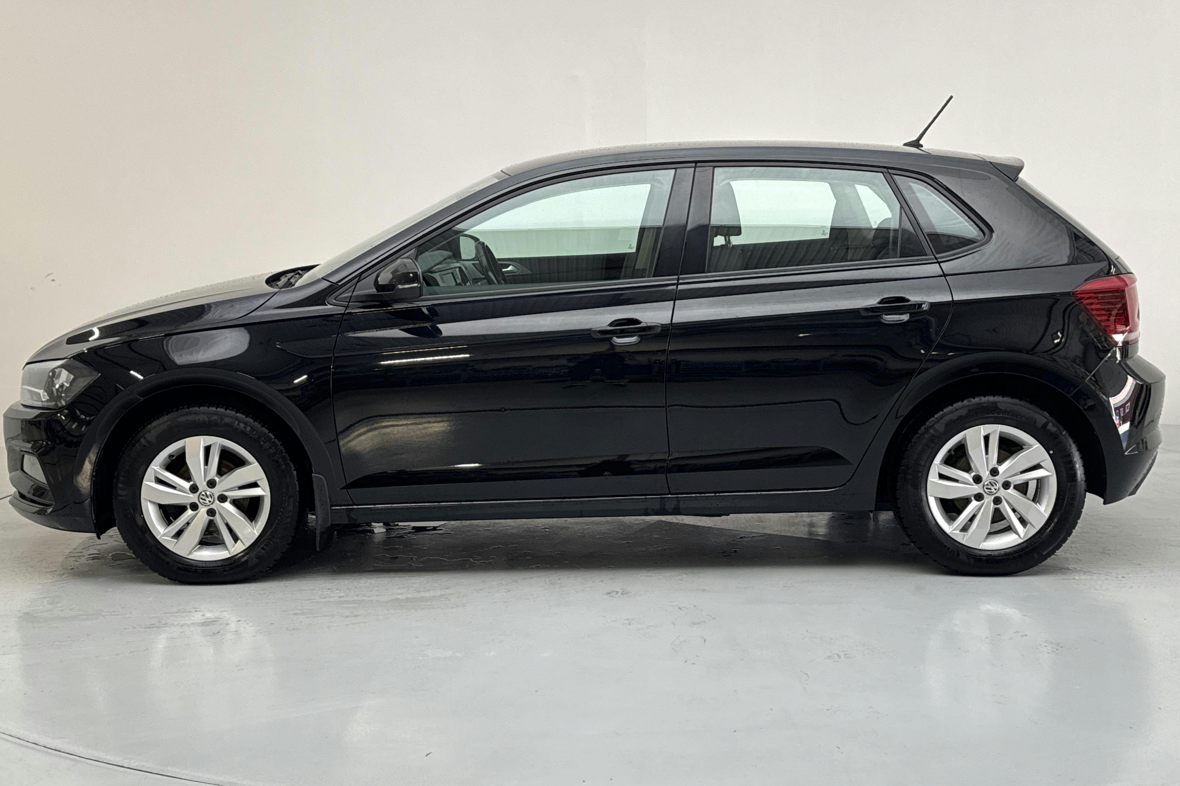 Presentation photo 2 of 12: VW Polo 1.0 TSI 5dr (95hk) - 120 720 km - Automatic - black - 2019