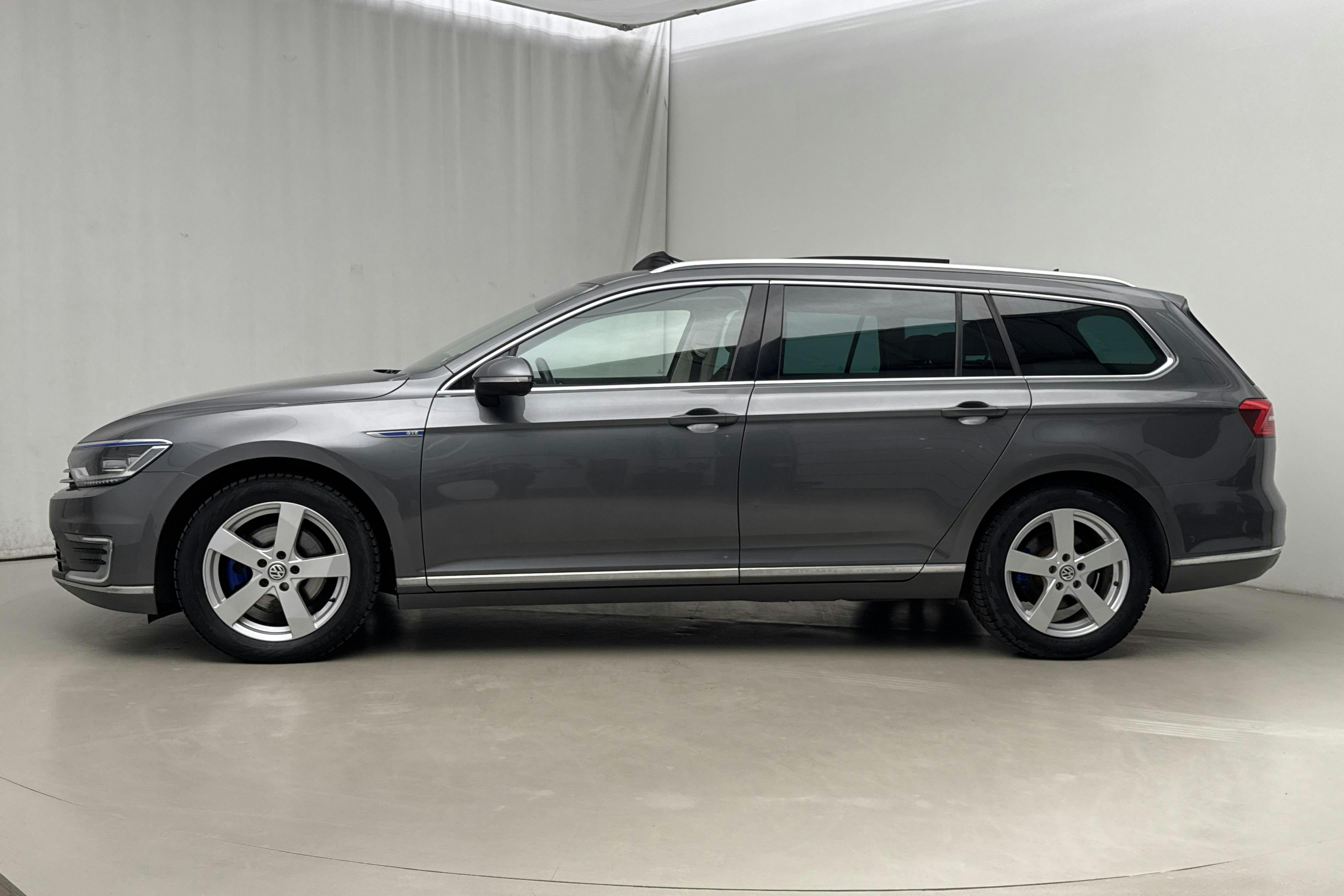 Presentation photo 2 of 20: VW Passat 1.4 Plug-in-Hybrid Sportscombi (218hk) - 168 440 km - Automatic - Dark Grey - 2017