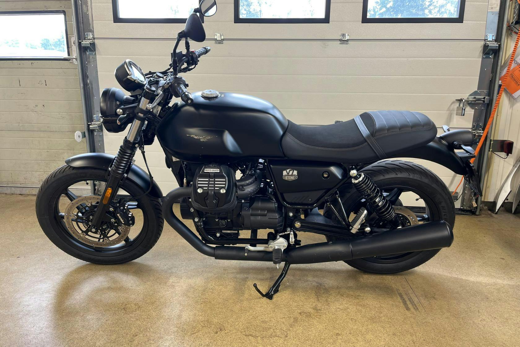 MOTO-GUZZI V7 STONE Motorcykel - 46 mil - Manuell - svart - 2023