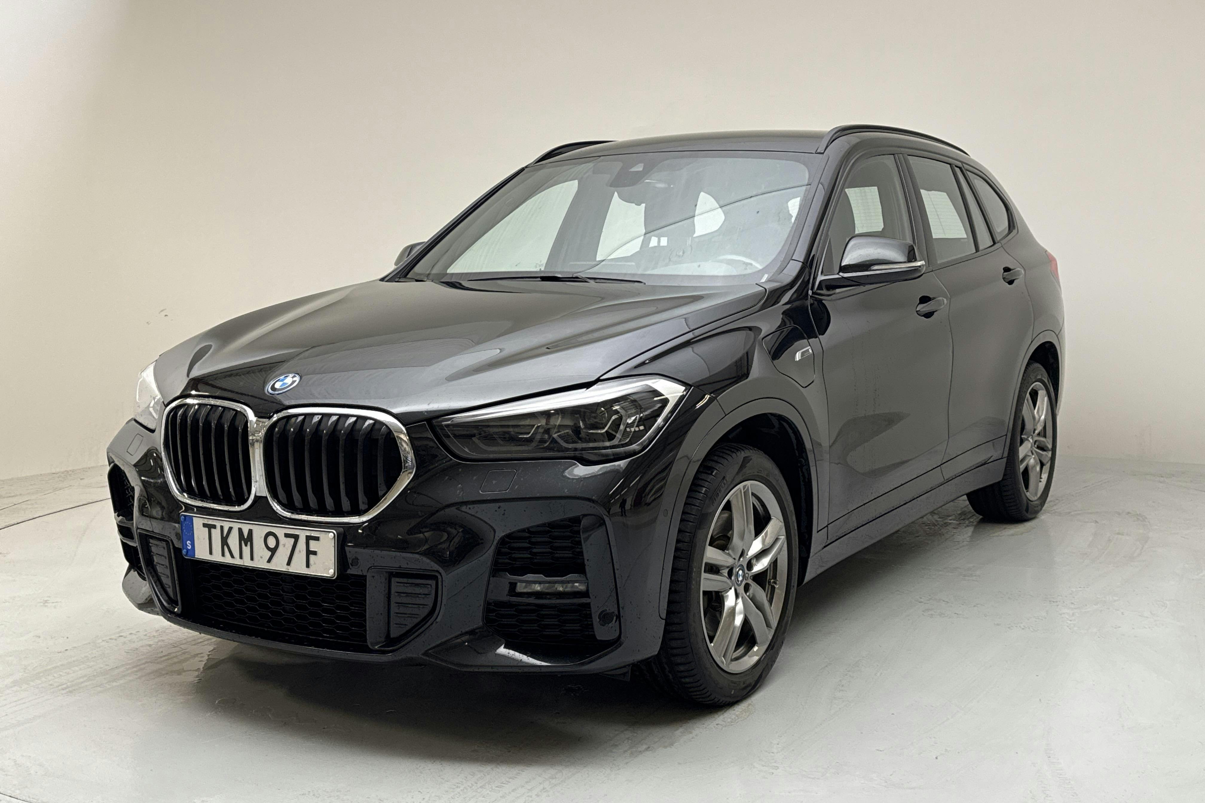 BMW X1 xDrive25e 9,7 kWh LCI, F48 (220hk) - 111 240 km - Automaatne - must - 2022