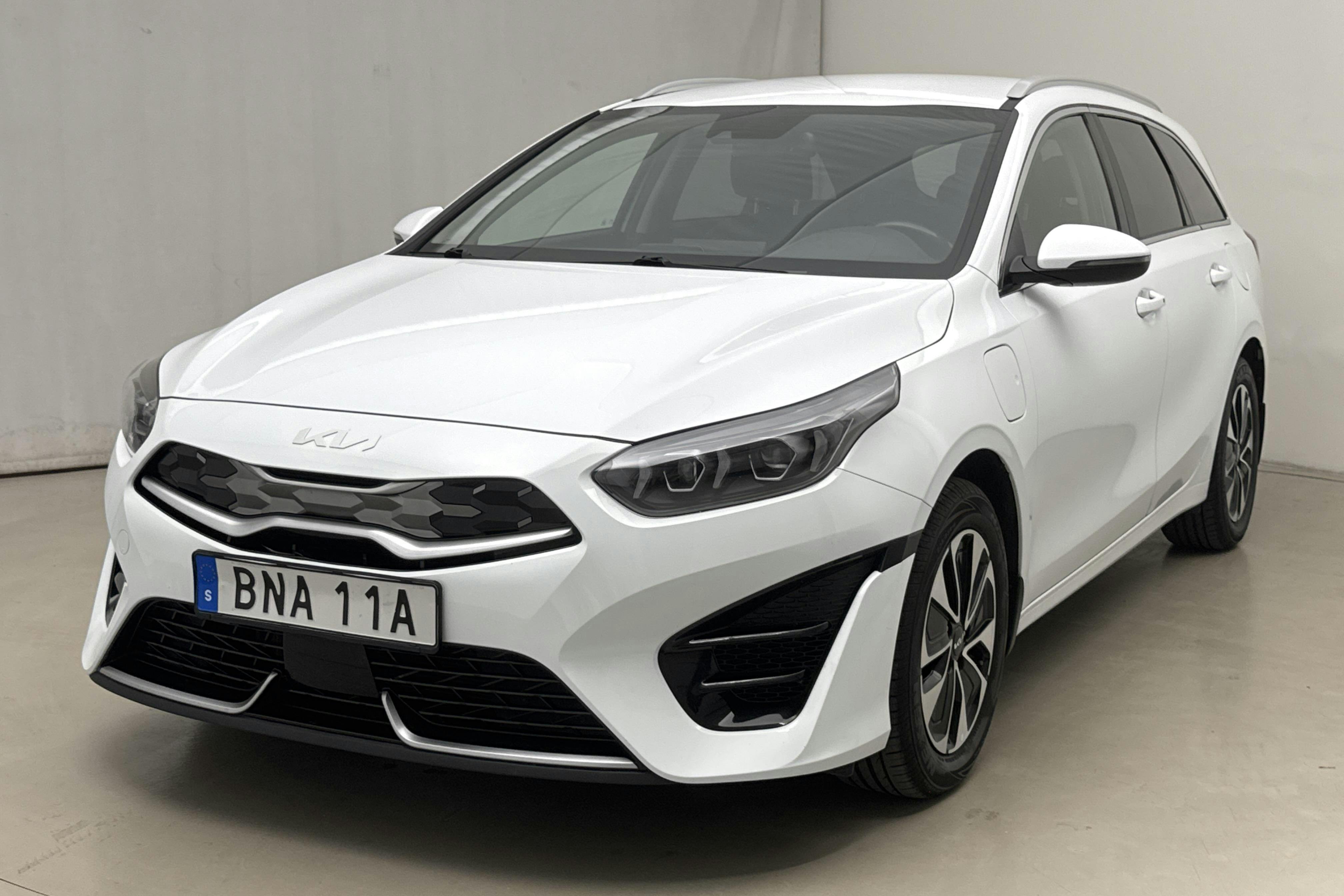 KIA Ceed 1.6 Plug-in Hybrid SW (141hk) - 92 510 km - Automaatne - valge - 2022