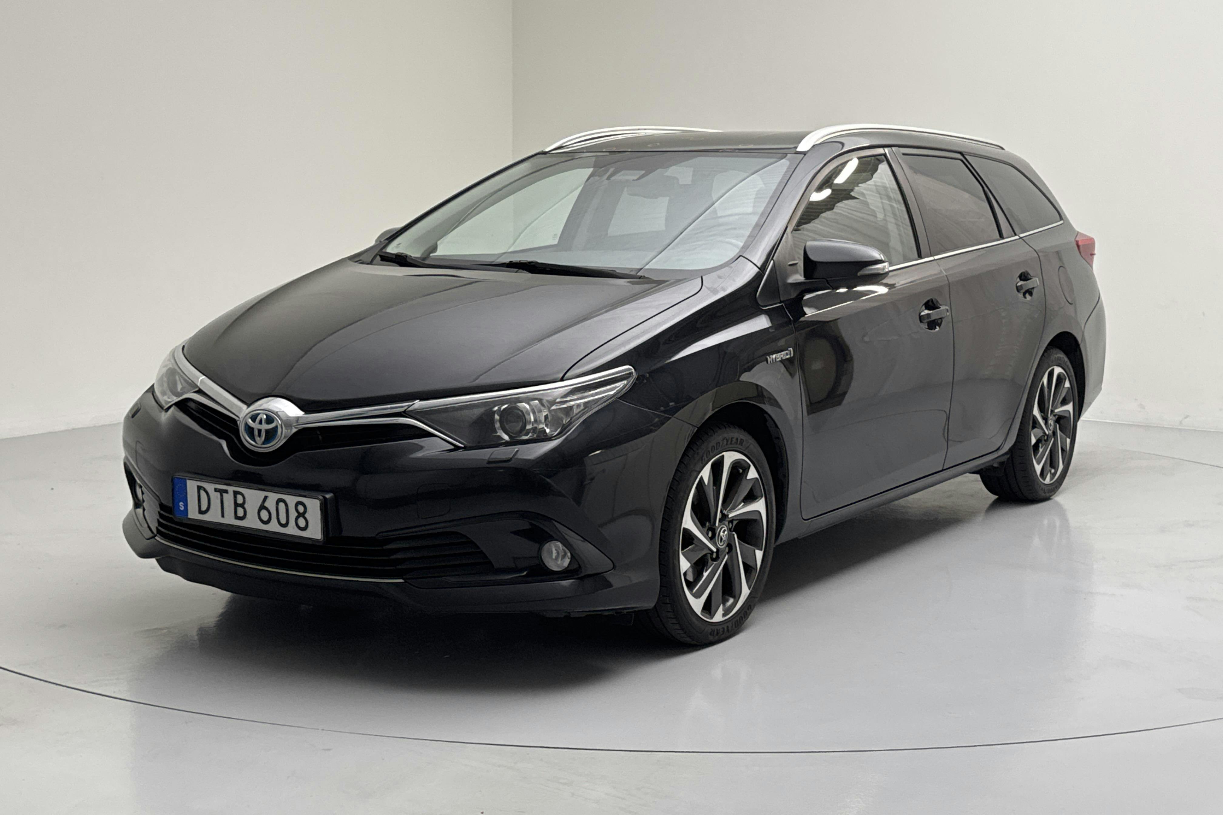 Toyota Auris 1.8 HSD Touring Sports (99hk) - 23 025 mil - Automat - svart - 2016