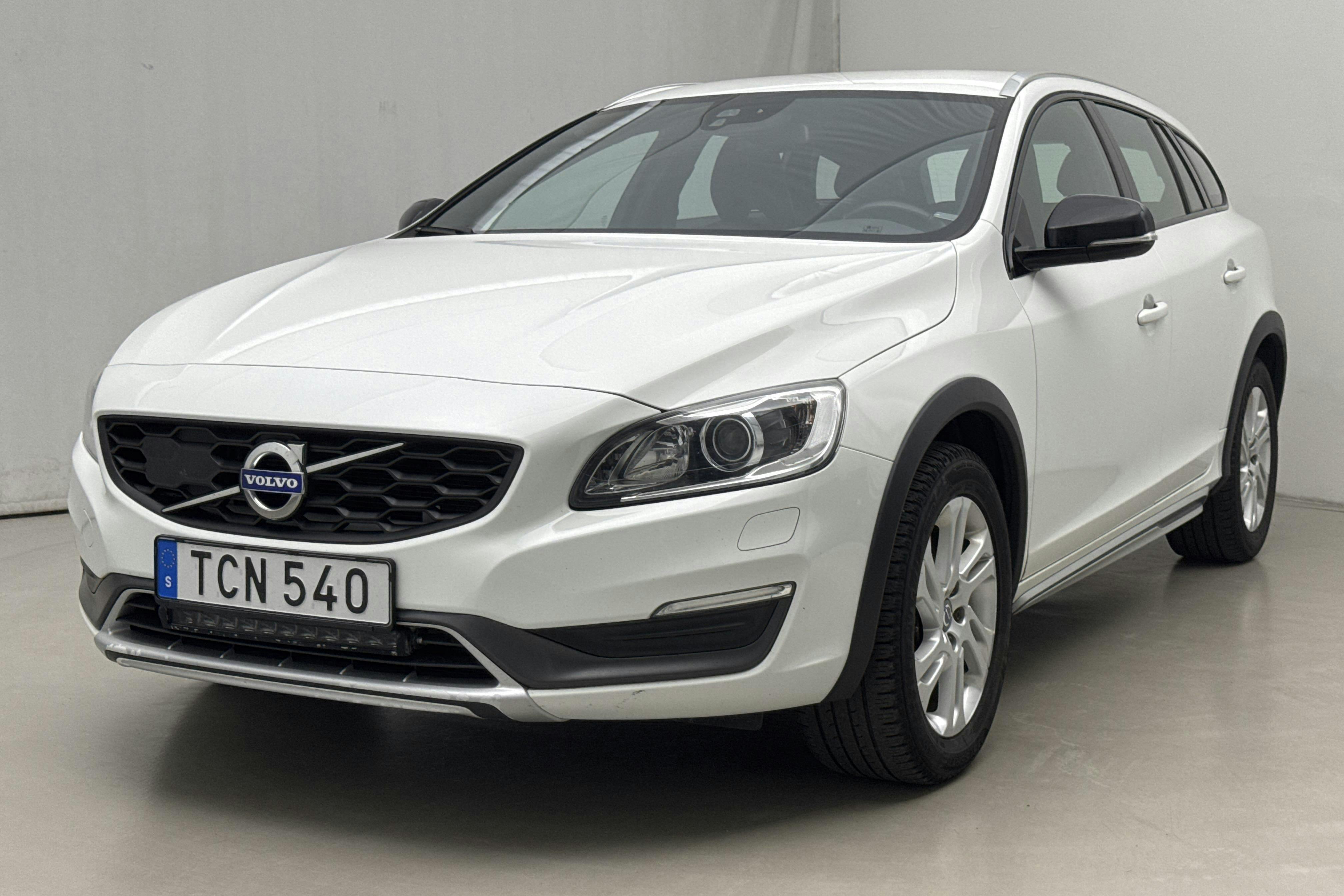 Volvo V60 D4 Cross Country AWD (190hk) - 170 370 km - Automatic - white - 2016