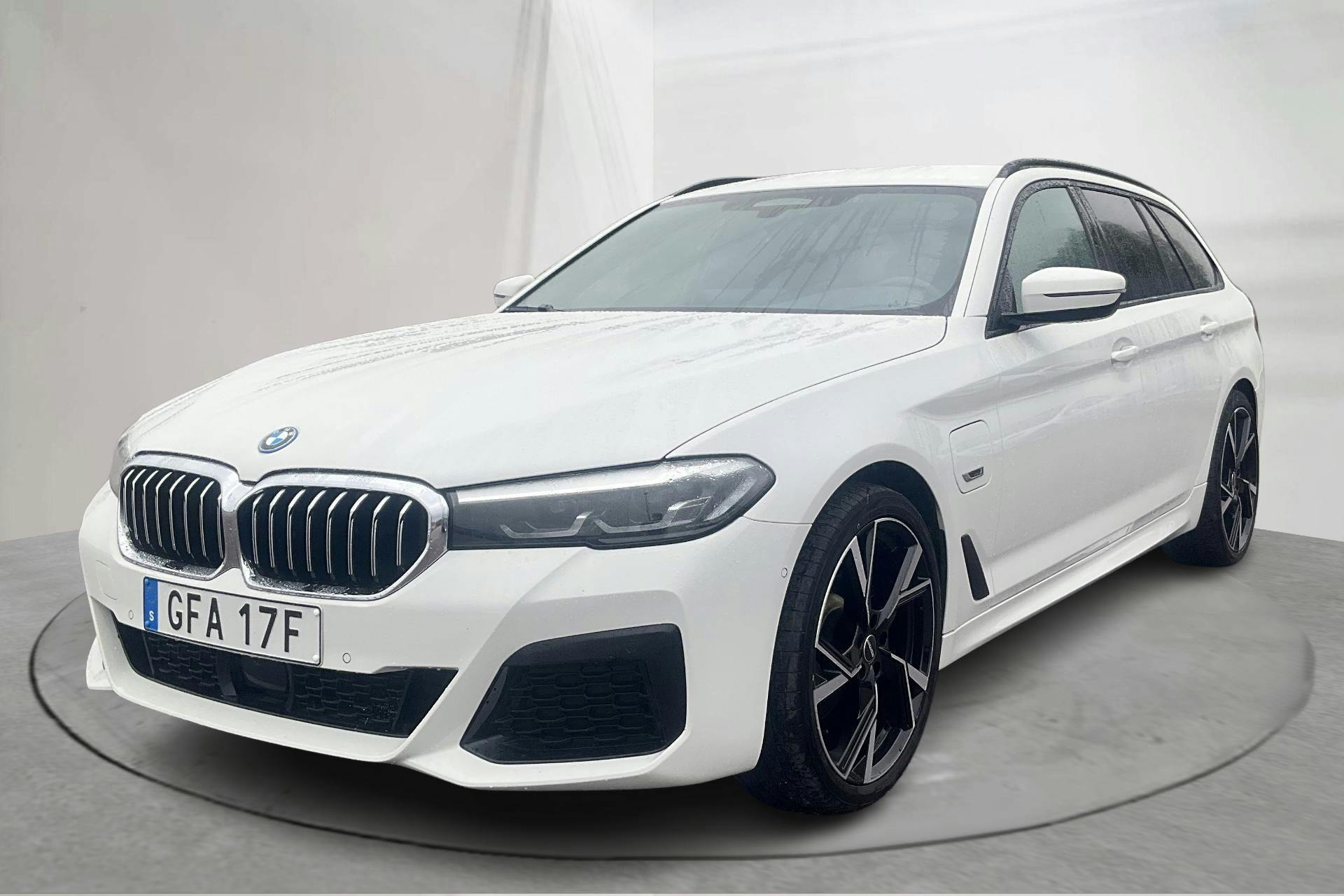 BMW 530e xDrive Touring, G31 12kWh LCI (292hk) - 12 131 mil - Automat - vit - 2022