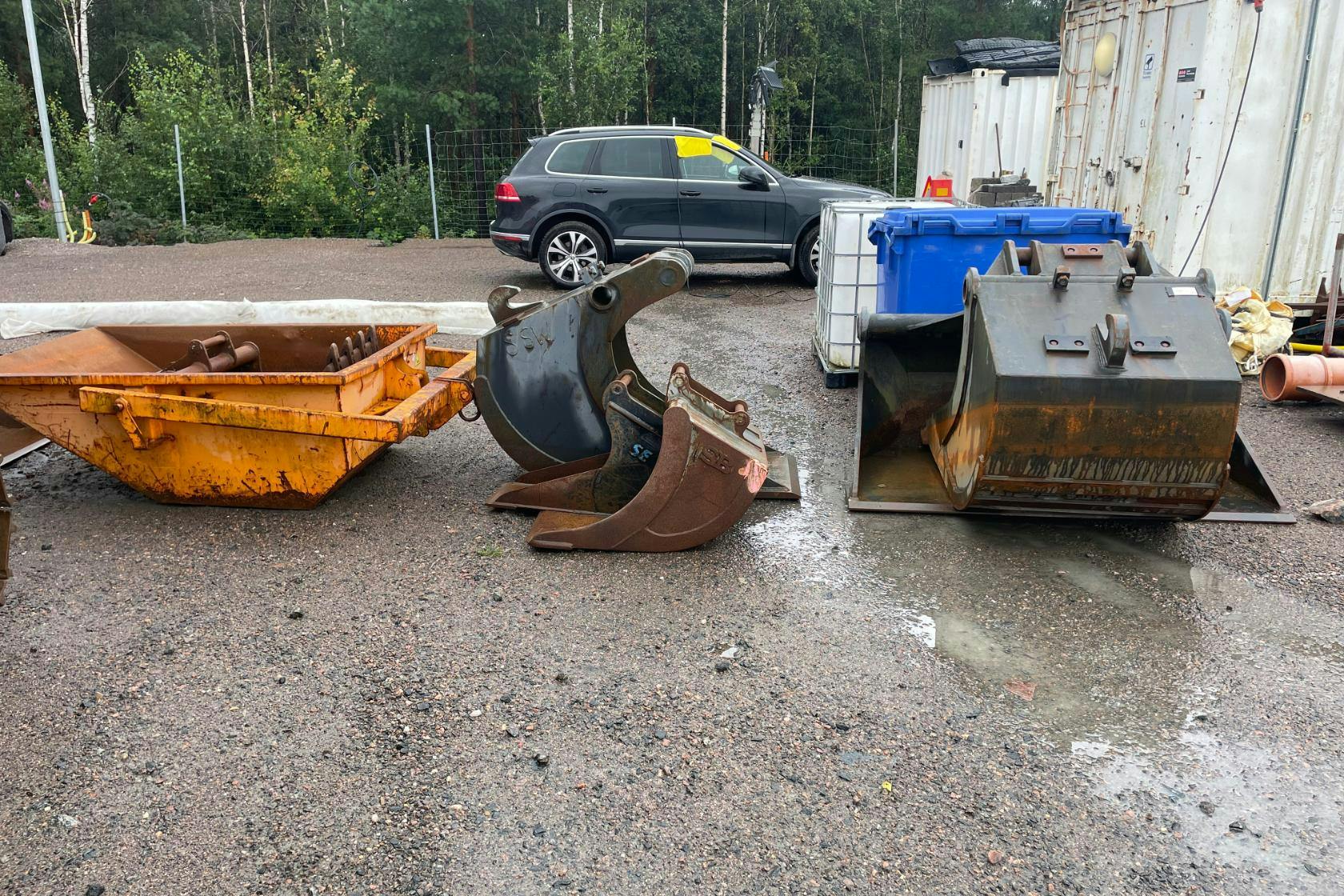 Diverse skopor (8 st inkl lyftbinge) och 2 stycken tjälkrokar - 0 km
