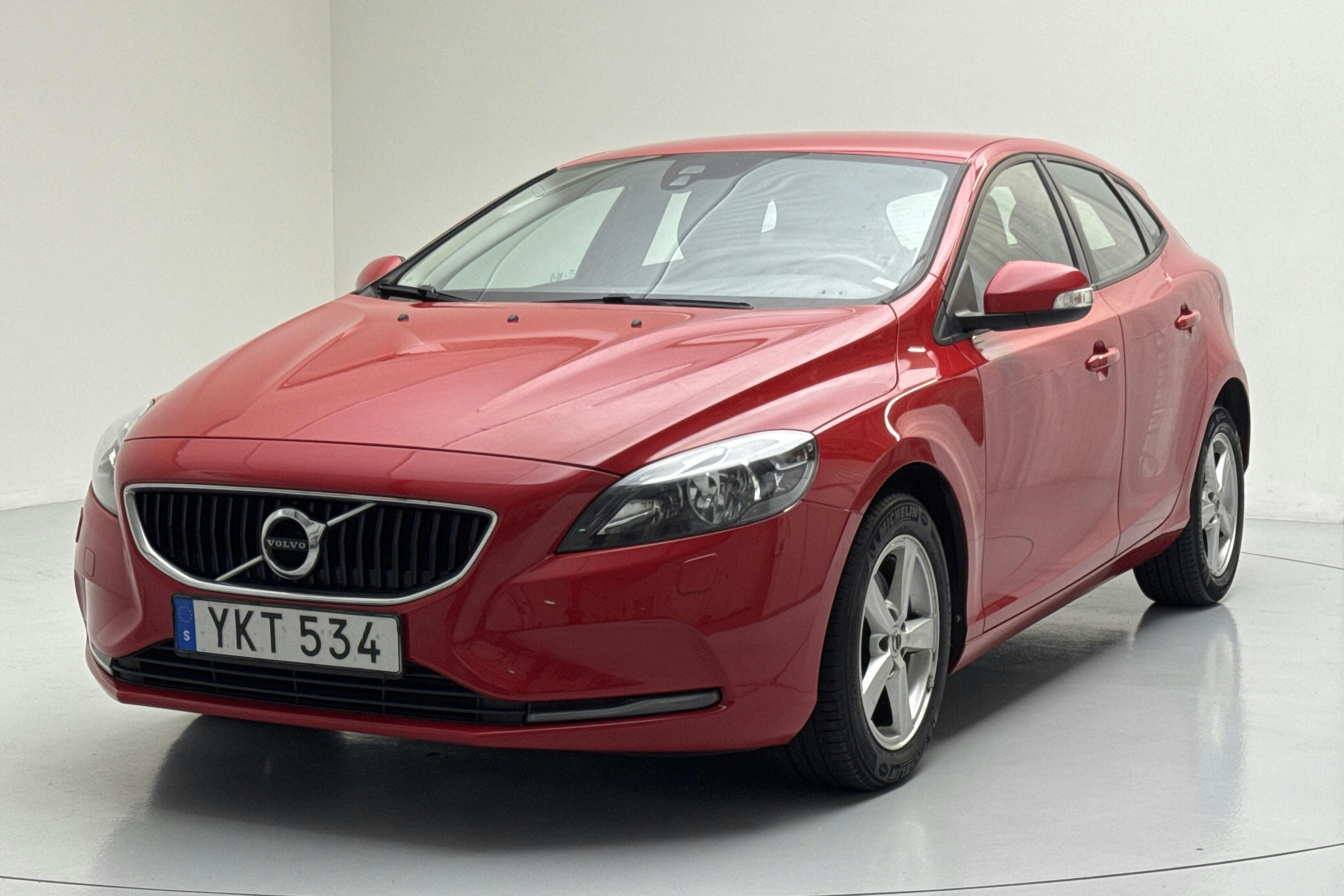 Volvo V40 T2 (122hk) - 128 220 km - Manualna - czerwony - 2017