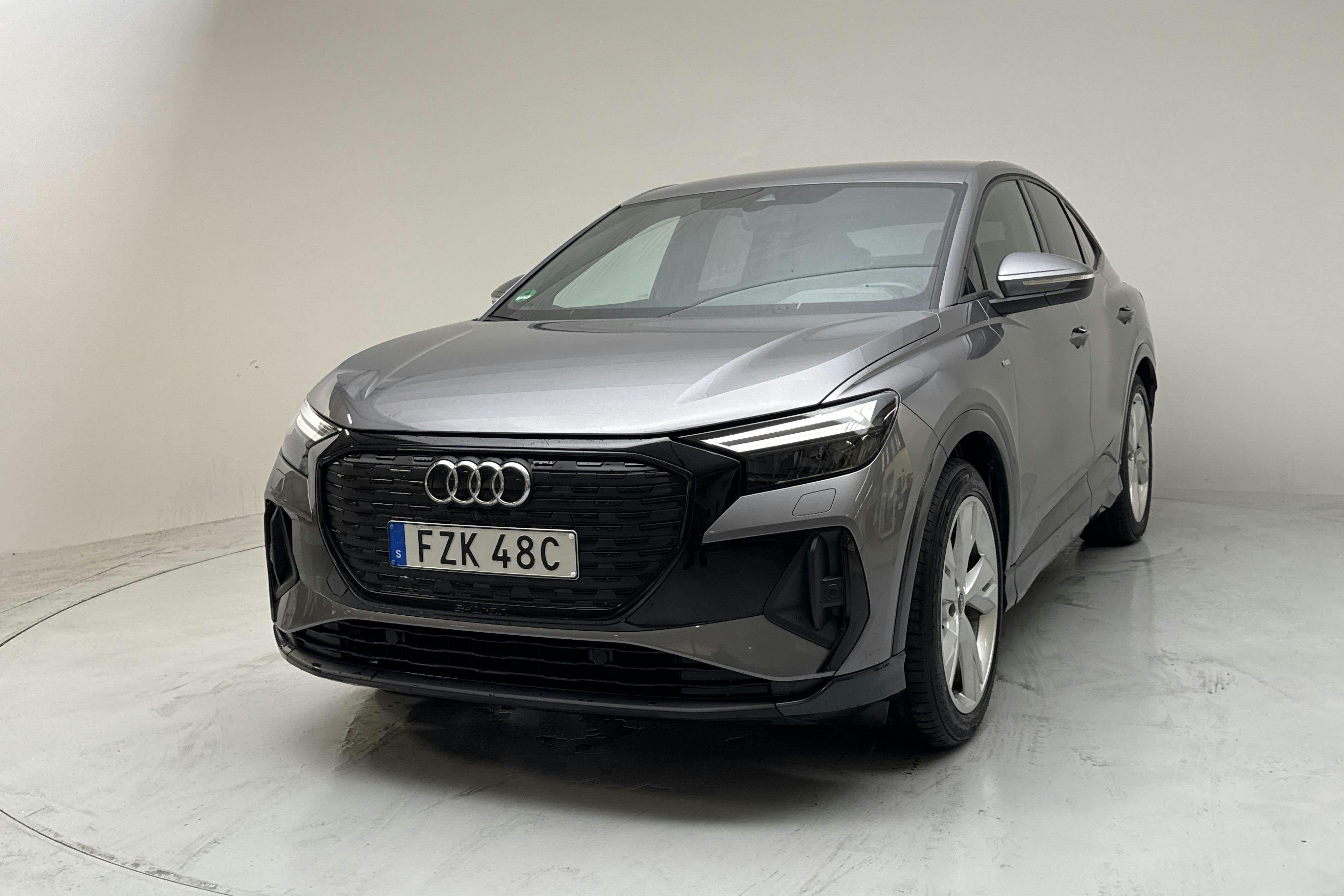 Audi Q4 40 e-tron 77 kWh (204hk) - 8 675 mil - Automat - grå - 2022