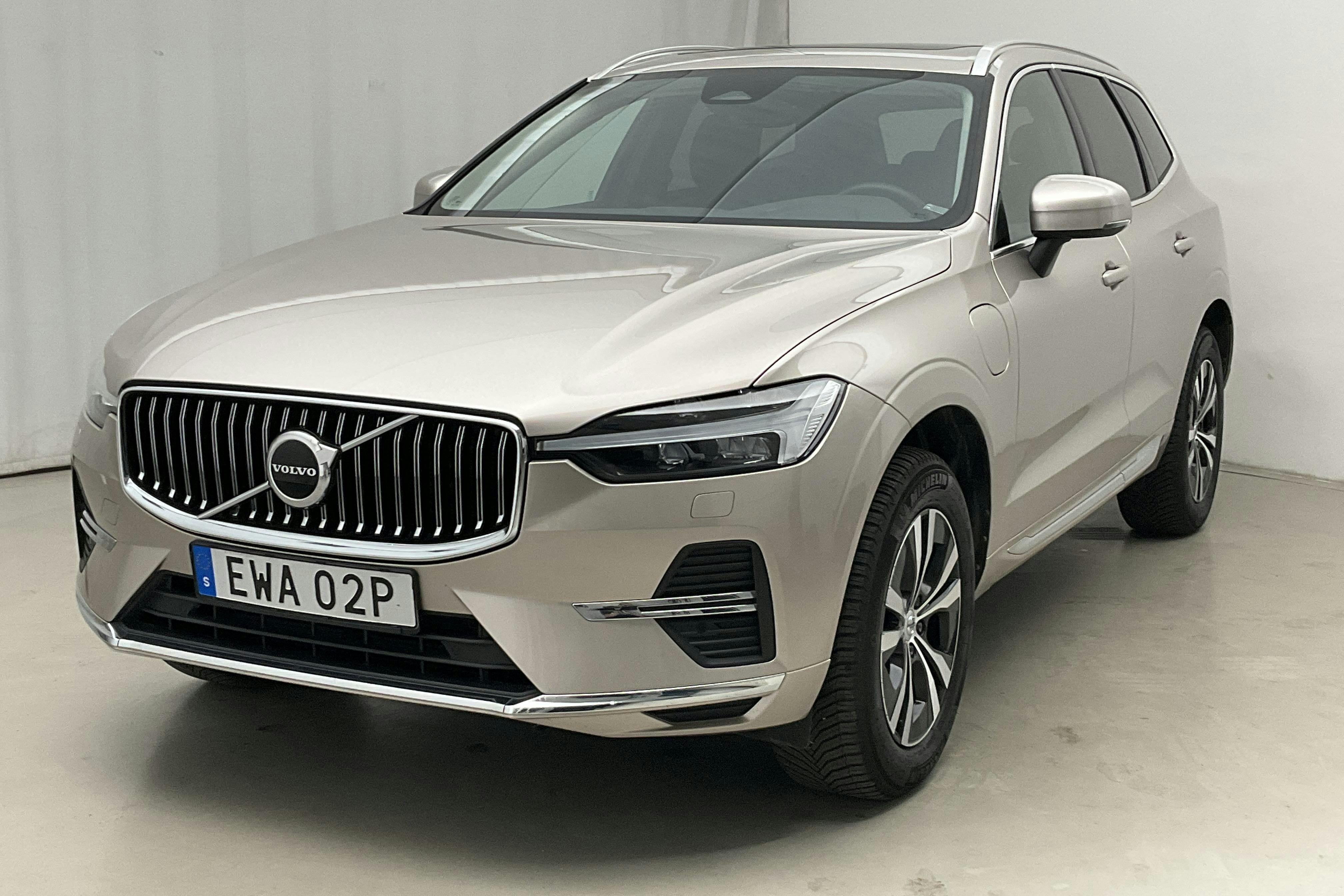 Volvo XC60 T6 AWD Recharge (350hk) - 8 113 mil - Automat - Light Grey - 2023
