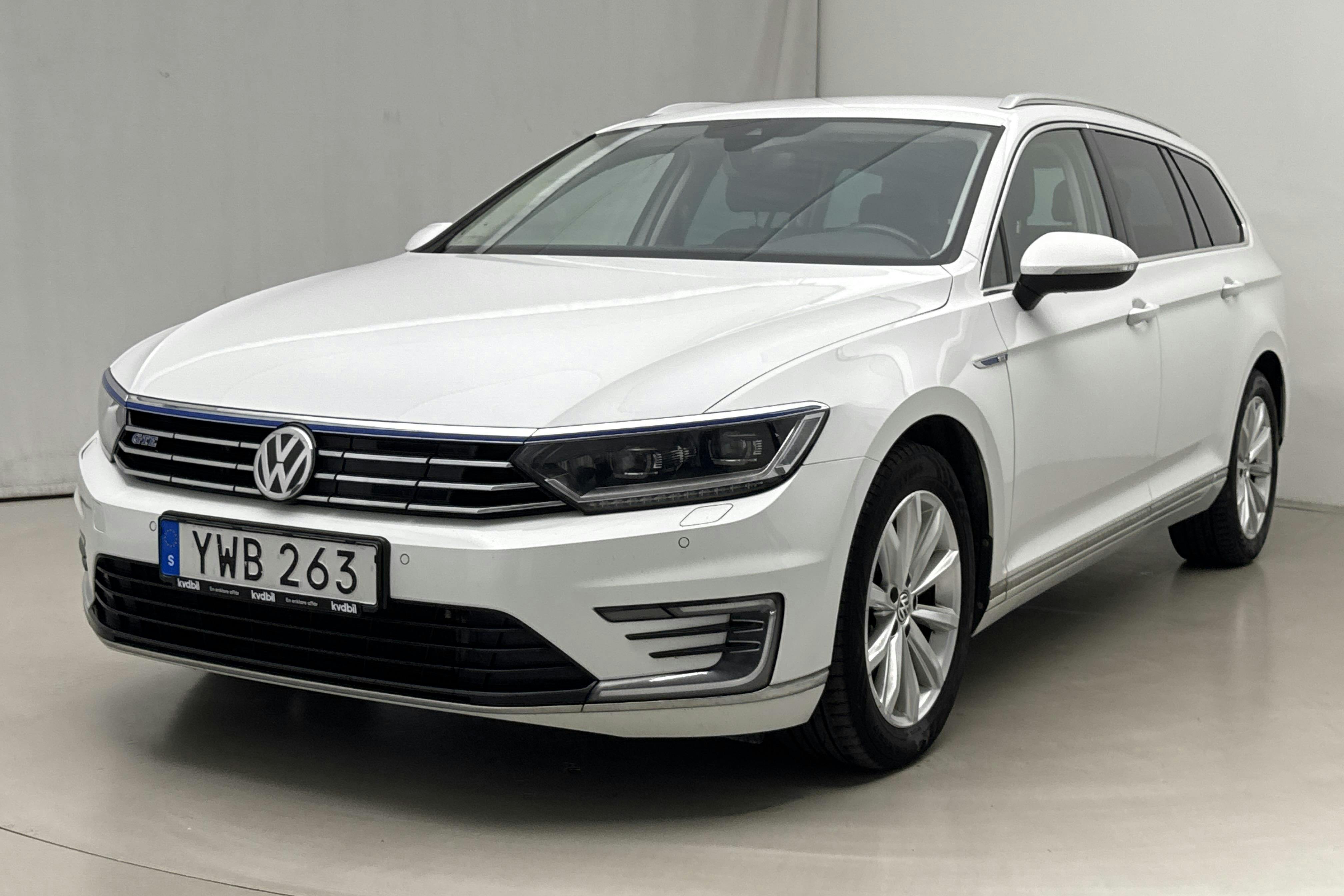 VW Passat 1.4 Plug-in-Hybrid Sportscombi (218hk) - 15 708 mil - Automat - vit - 2018