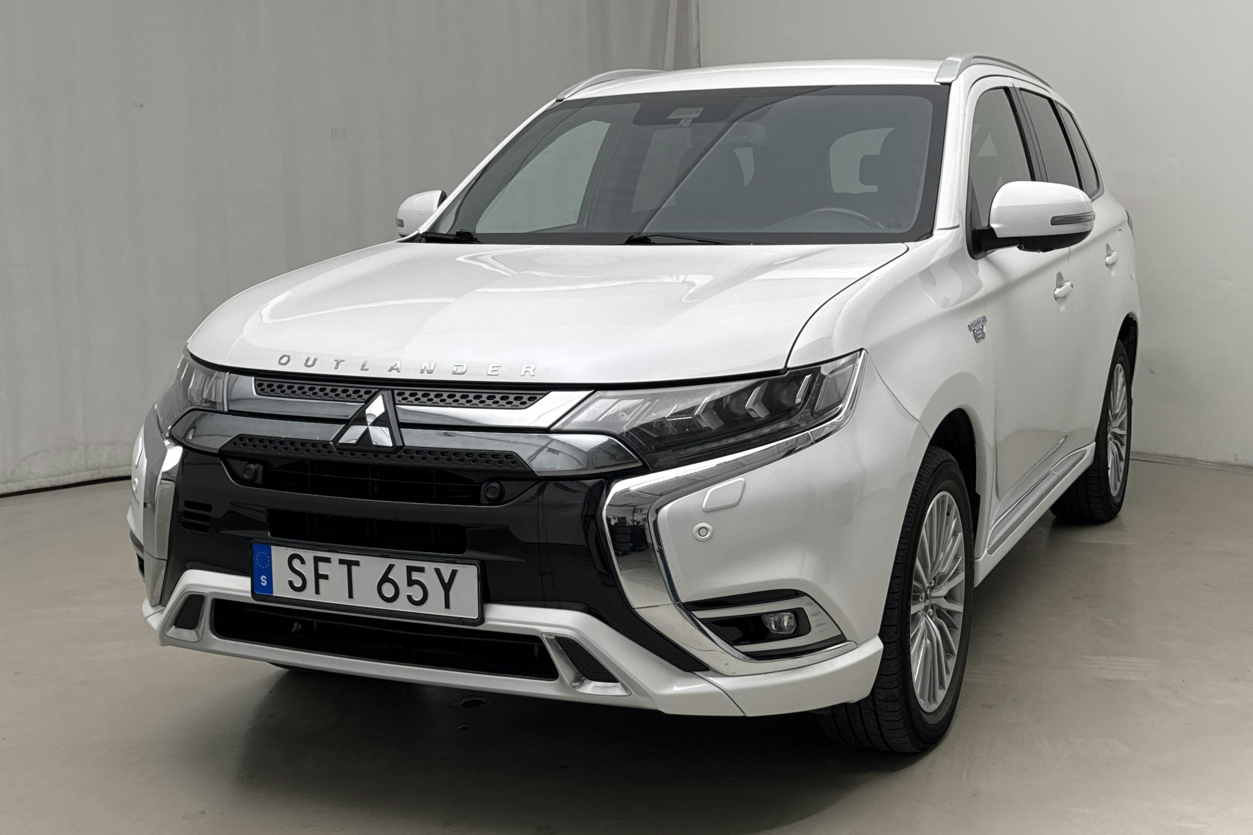Mitsubishi Outlander 2.4 Plug-in Hybrid 4WD (136hk) - 75 730 km - Automaatne - valge - 2020