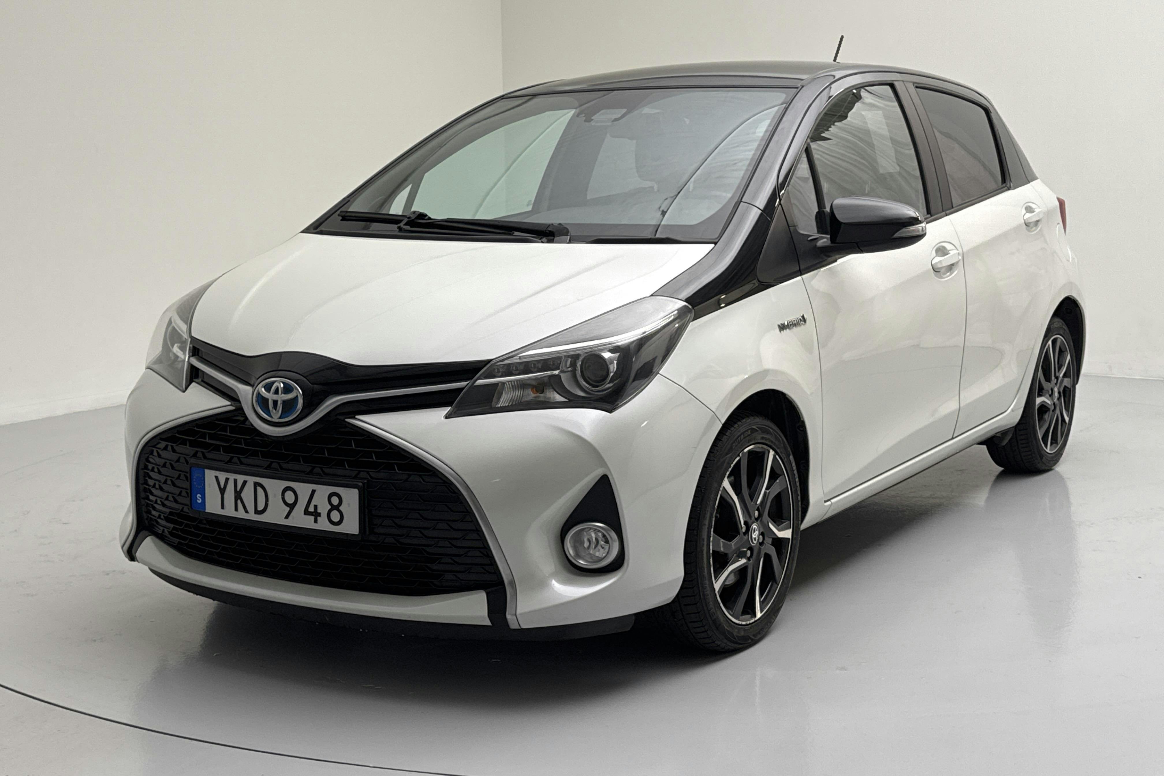 Toyota Yaris 1.5 HSD 5dr (75hk) - 13 253 mil - Automat - vit - 2017