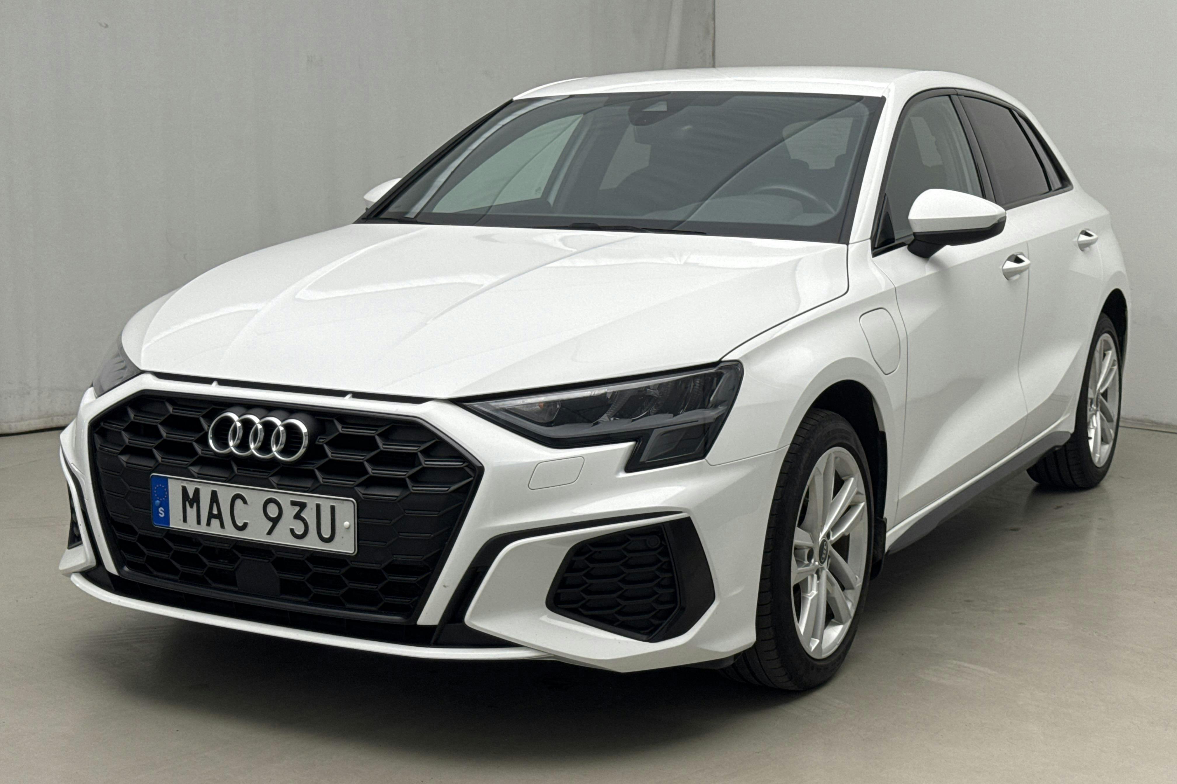 Audi A3 Sportback 45 TFSI e (245hk) - 9 556 mil - Automat - vit - 2021