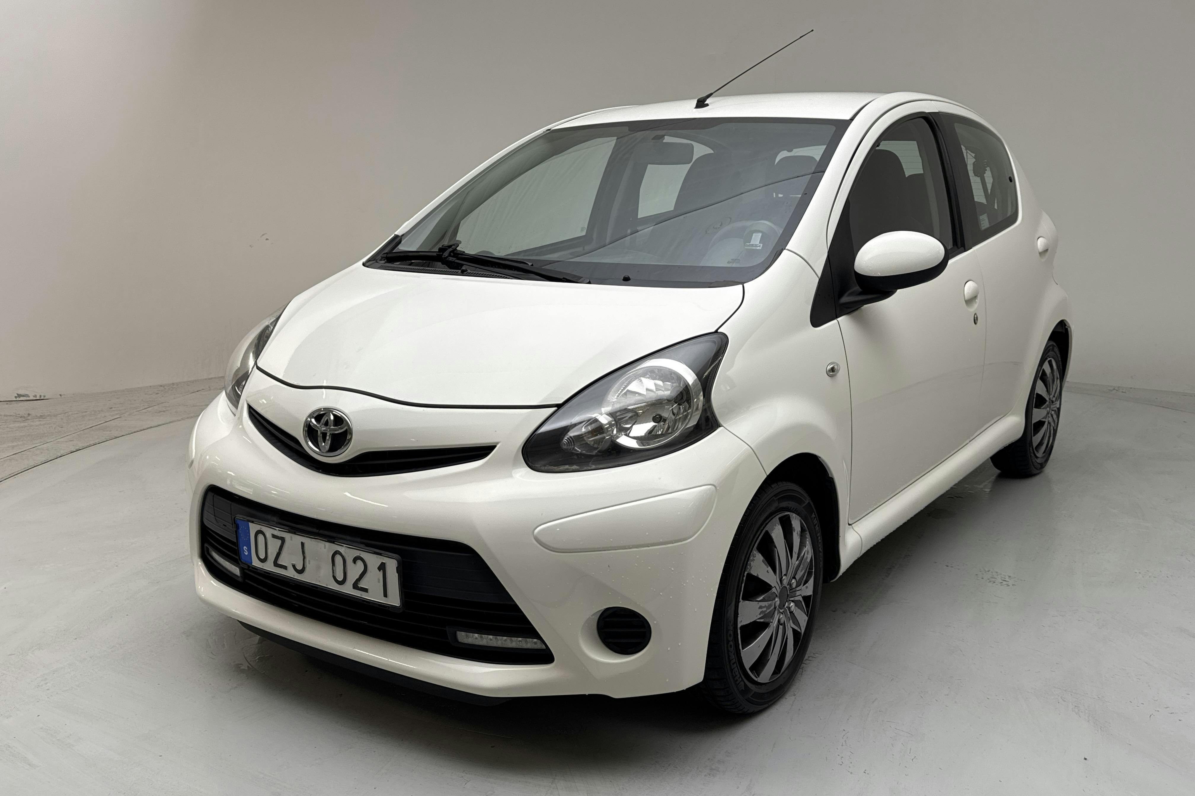 Toyota Aygo 1.0 VVT-i 5dr (68hk) - 9 417 mil - Manuell - vit - 2013