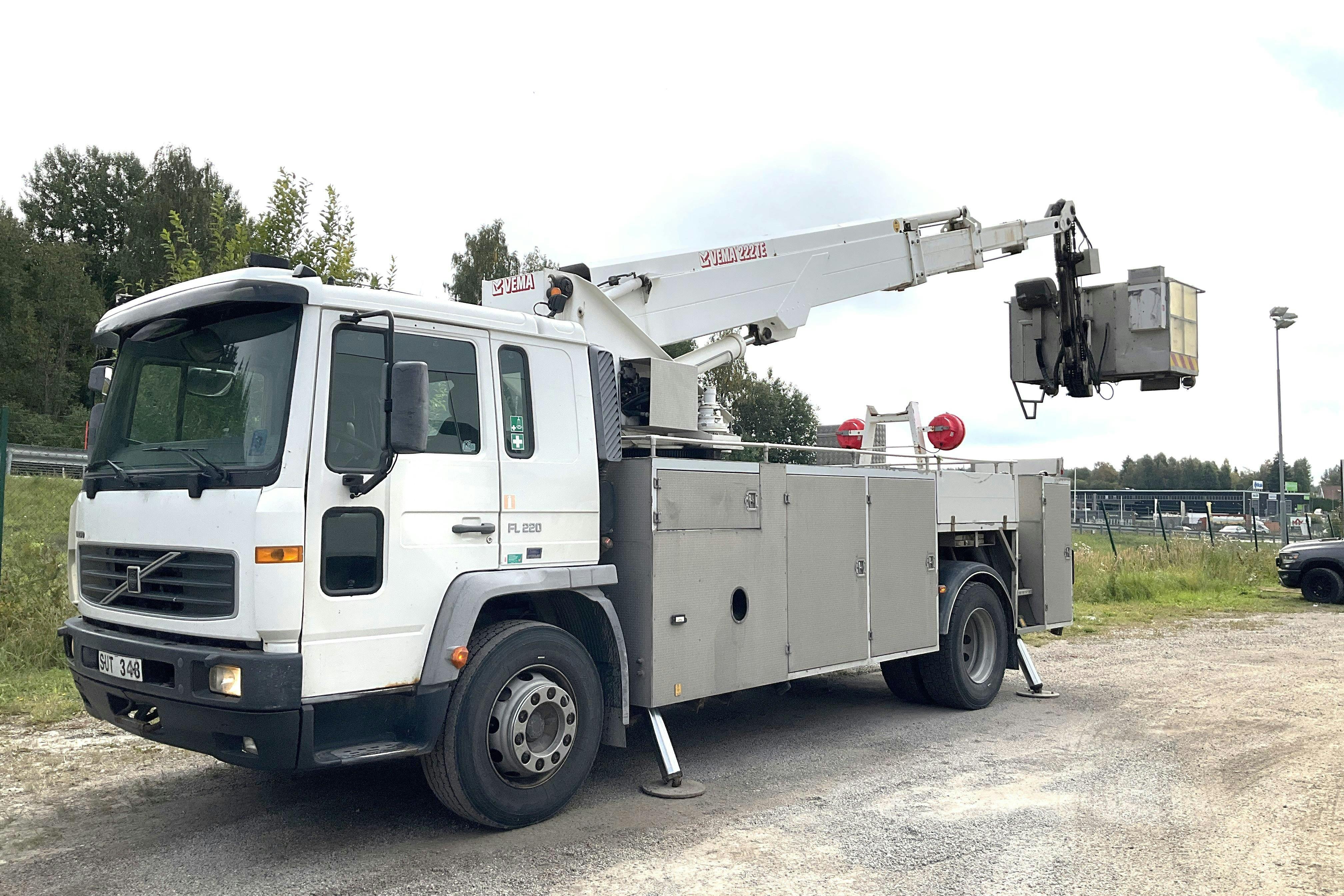 VOLVO FL618 - 217 526 km - Automat - vit - 2002