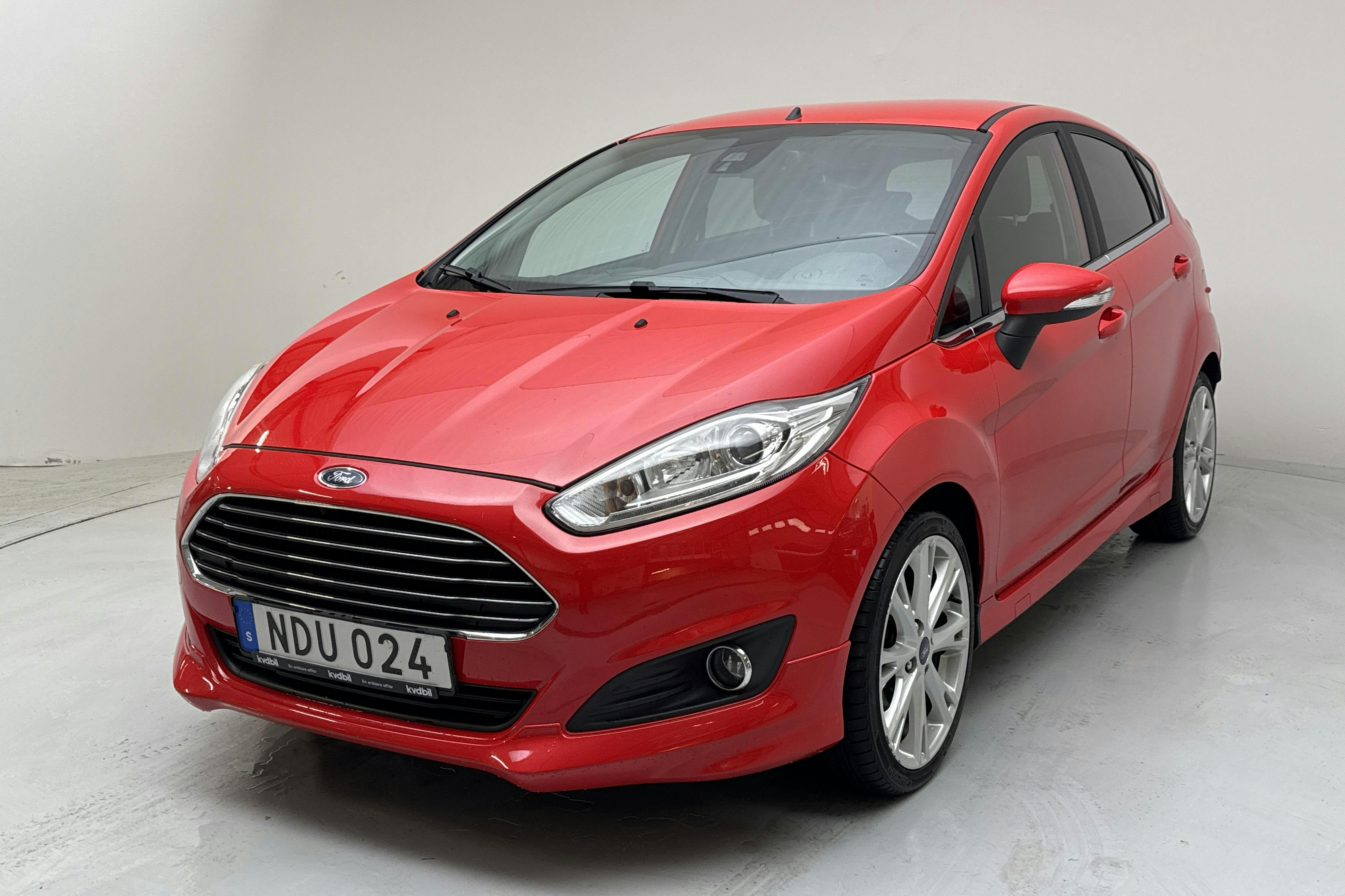 Ford Fiesta 1.0T EcoBoost 5dr (100hk) - 77 890 km - Manualna - czerwony - 2016
