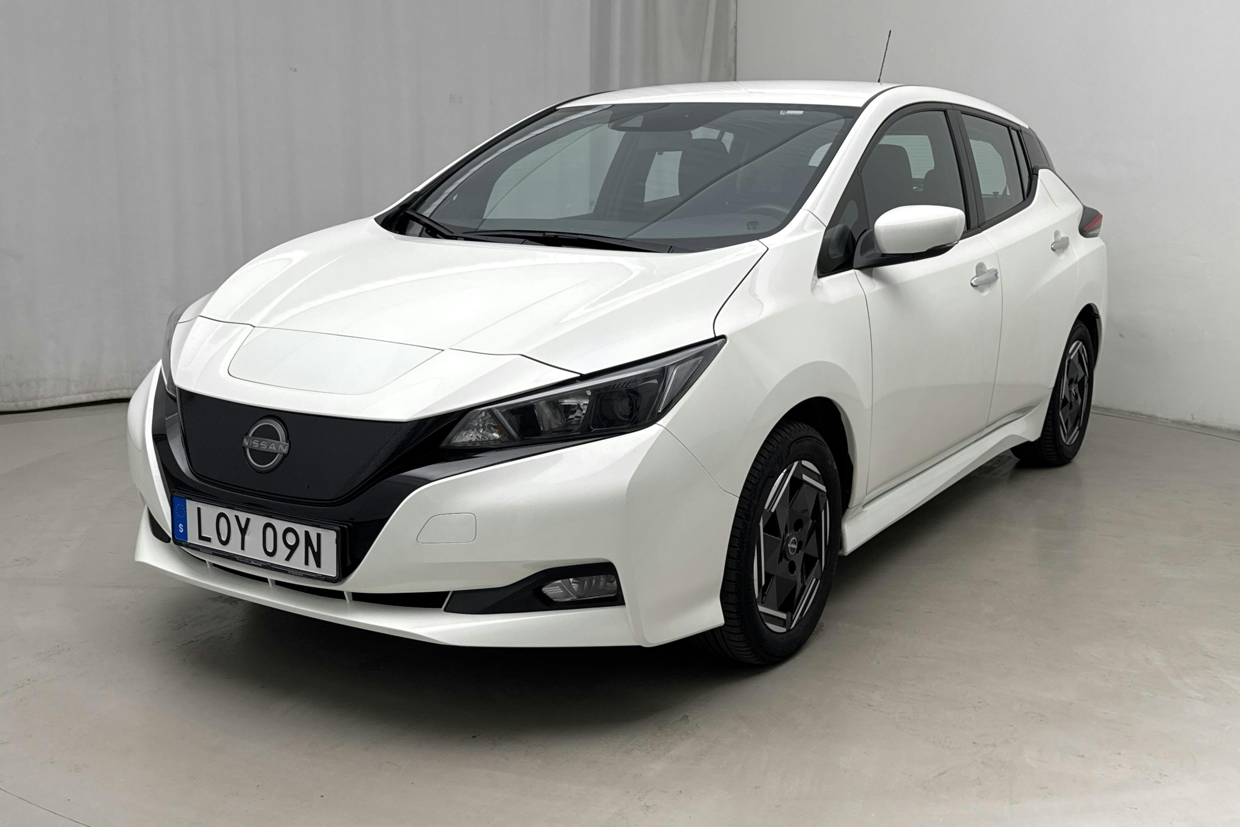 Nissan LEAF 5dr 39 kWh (150hk) - 2 587 mil - Automat - vit - 2022