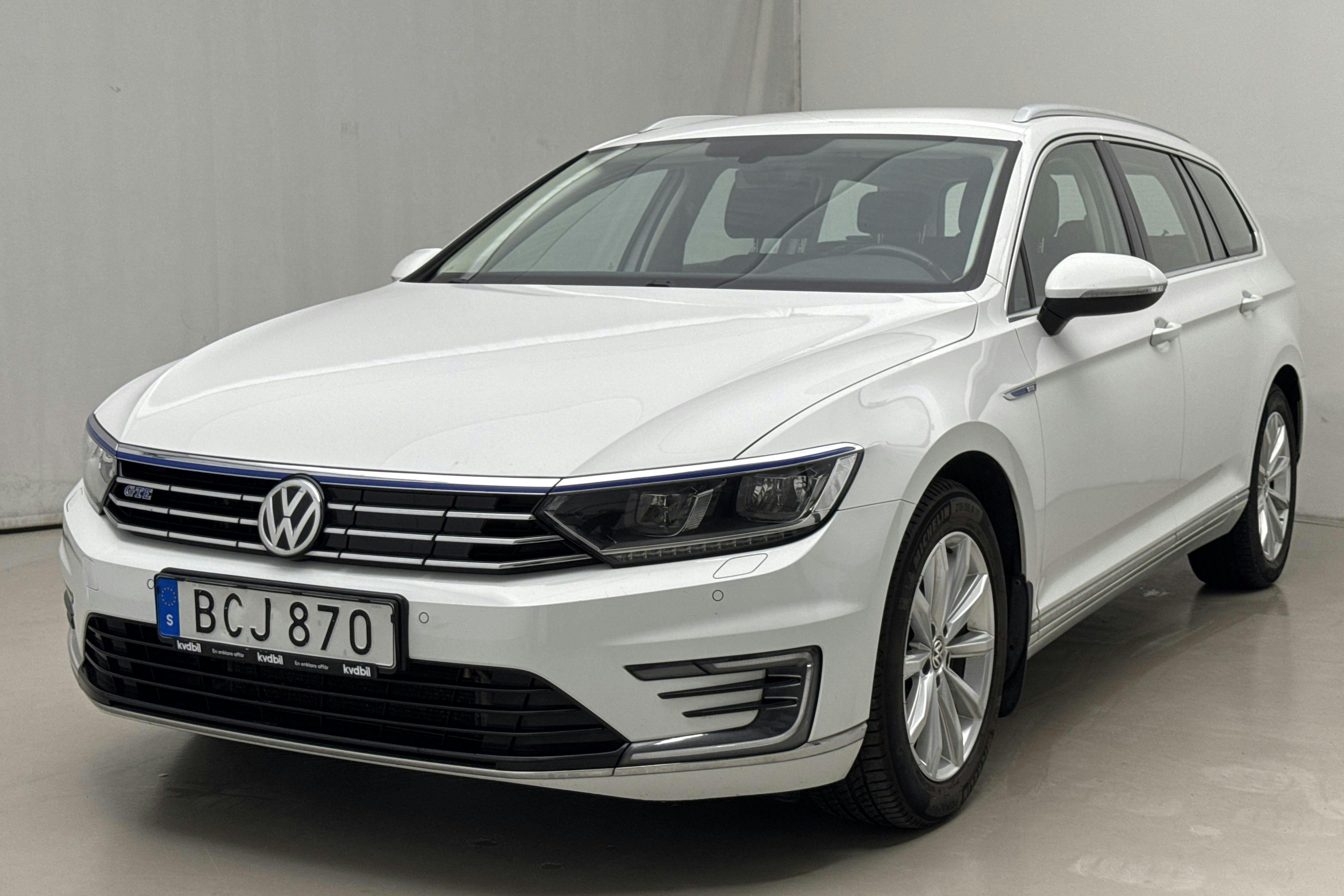 VW Passat 1.4 Plug-in-Hybrid Sportscombi (218hk) - 13 795 mil - Automat - vit - 2019