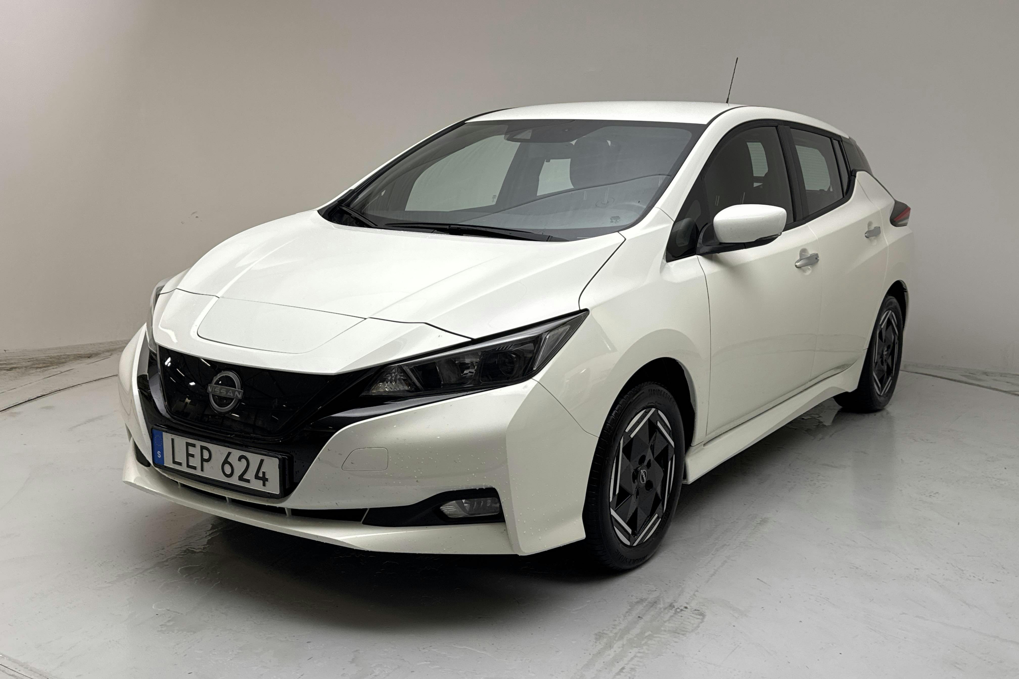 Nissan LEAF 5dr 39kWh (150hk) - 4 220 mil - Automat - vit - 2023