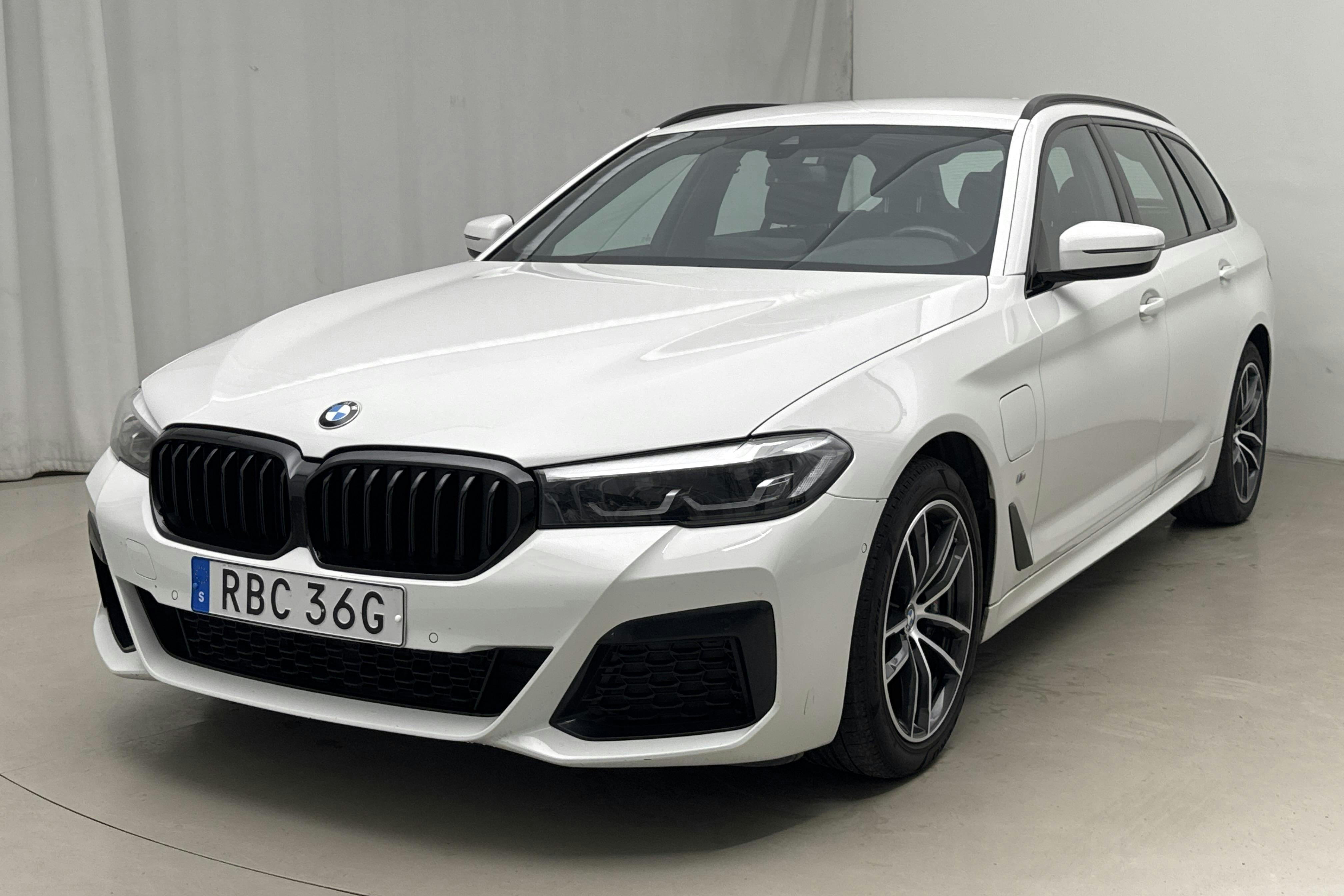 BMW 530e xDrive Touring, G31 12kWh LCI (292hk) - 123 800 km - Automatic - white - 2021