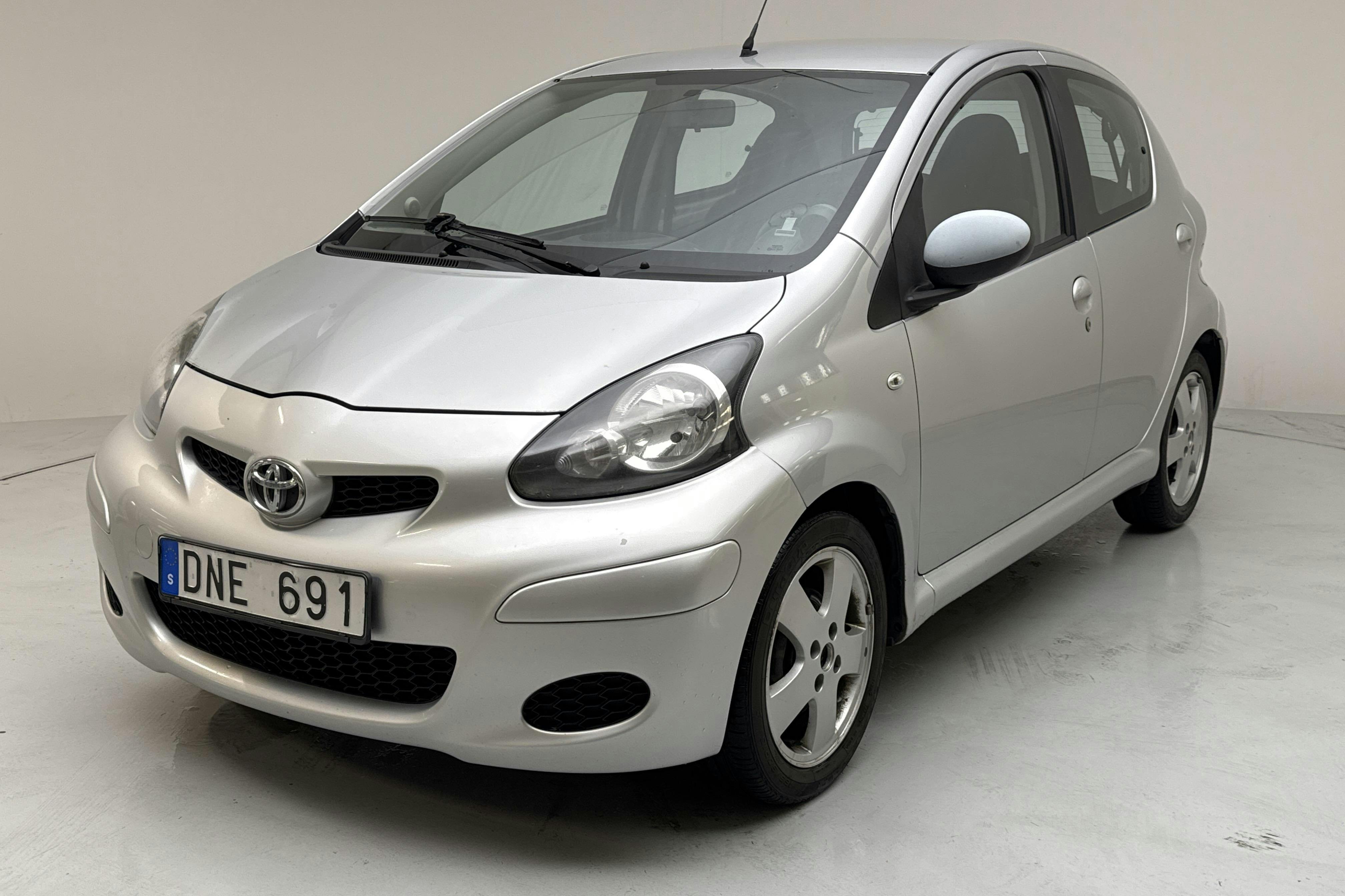 Toyota Aygo 1.0 VVT-i 5dr (68hk) - 177 730 km - Manual - silver - 2011