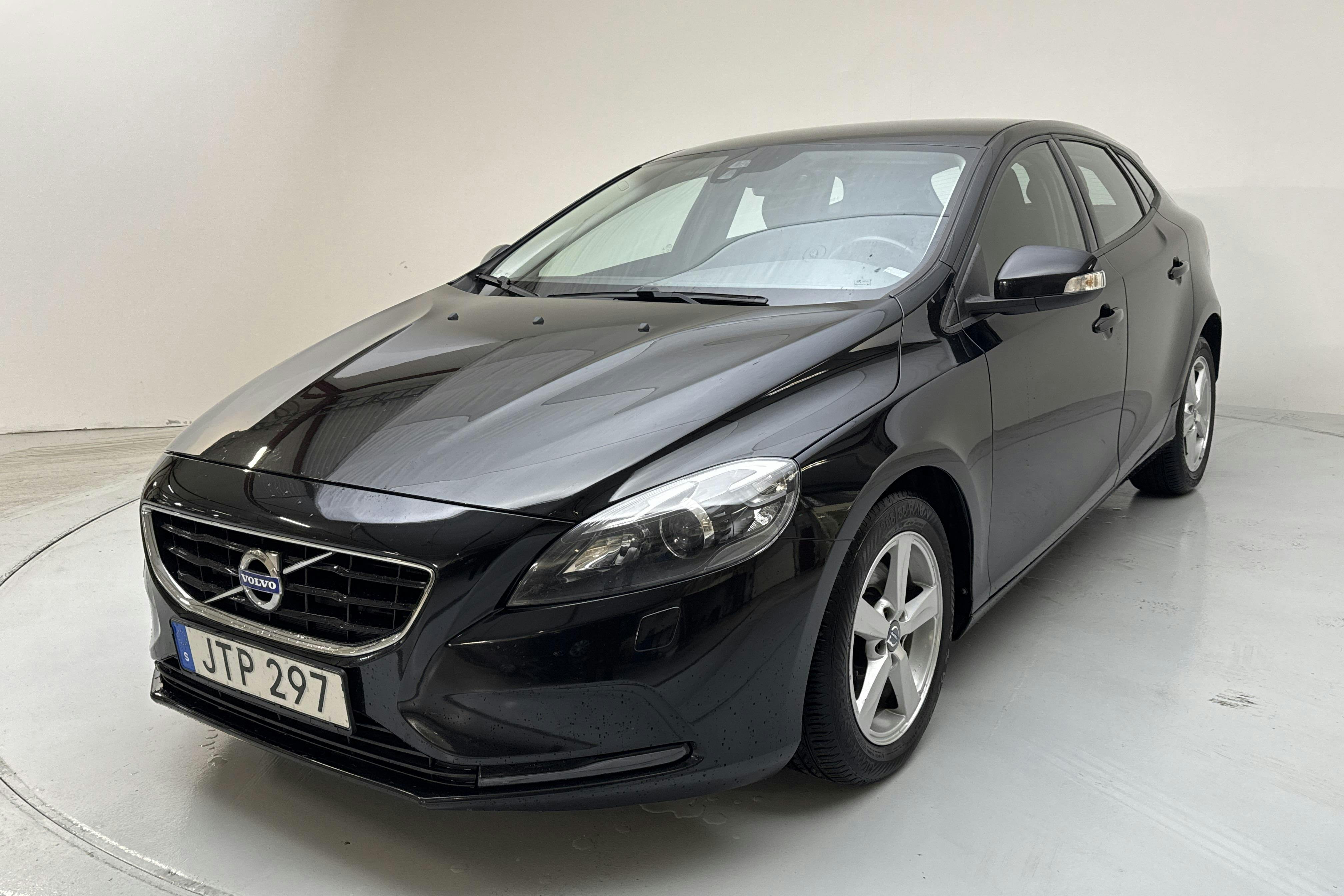 Volvo V40 D2 (120hk) - 174 510 km - Manual - black - 2016