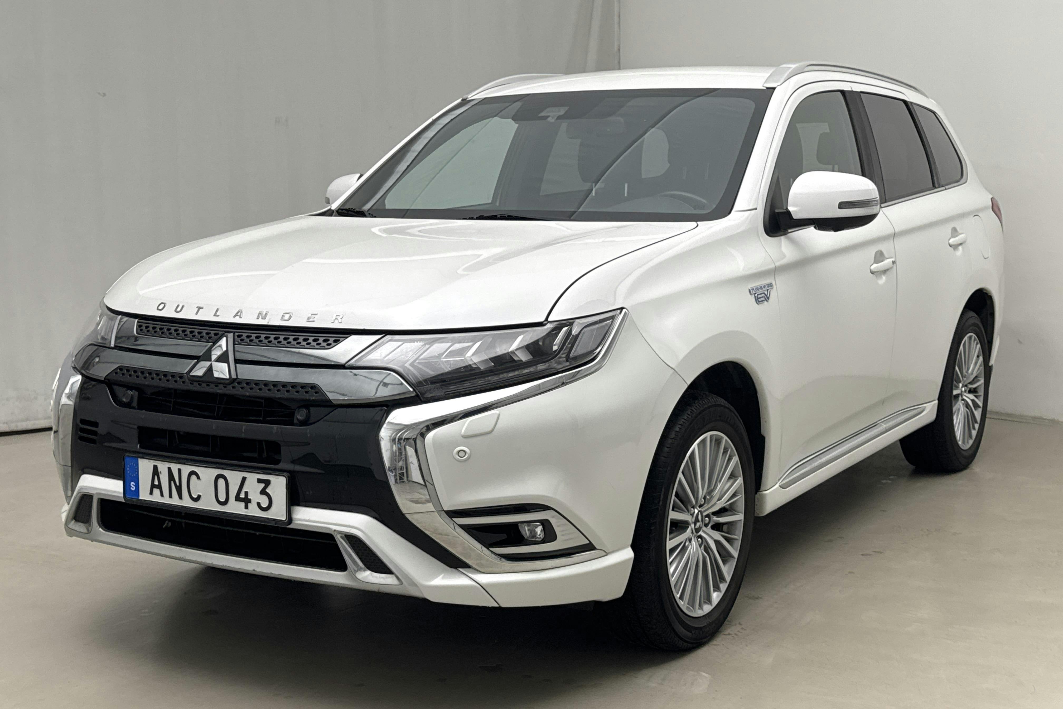 Mitsubishi Outlander 2.4 Plug-in Hybrid 4WD (224hk) - 119 360 km - Automatyczna - biały - 2020