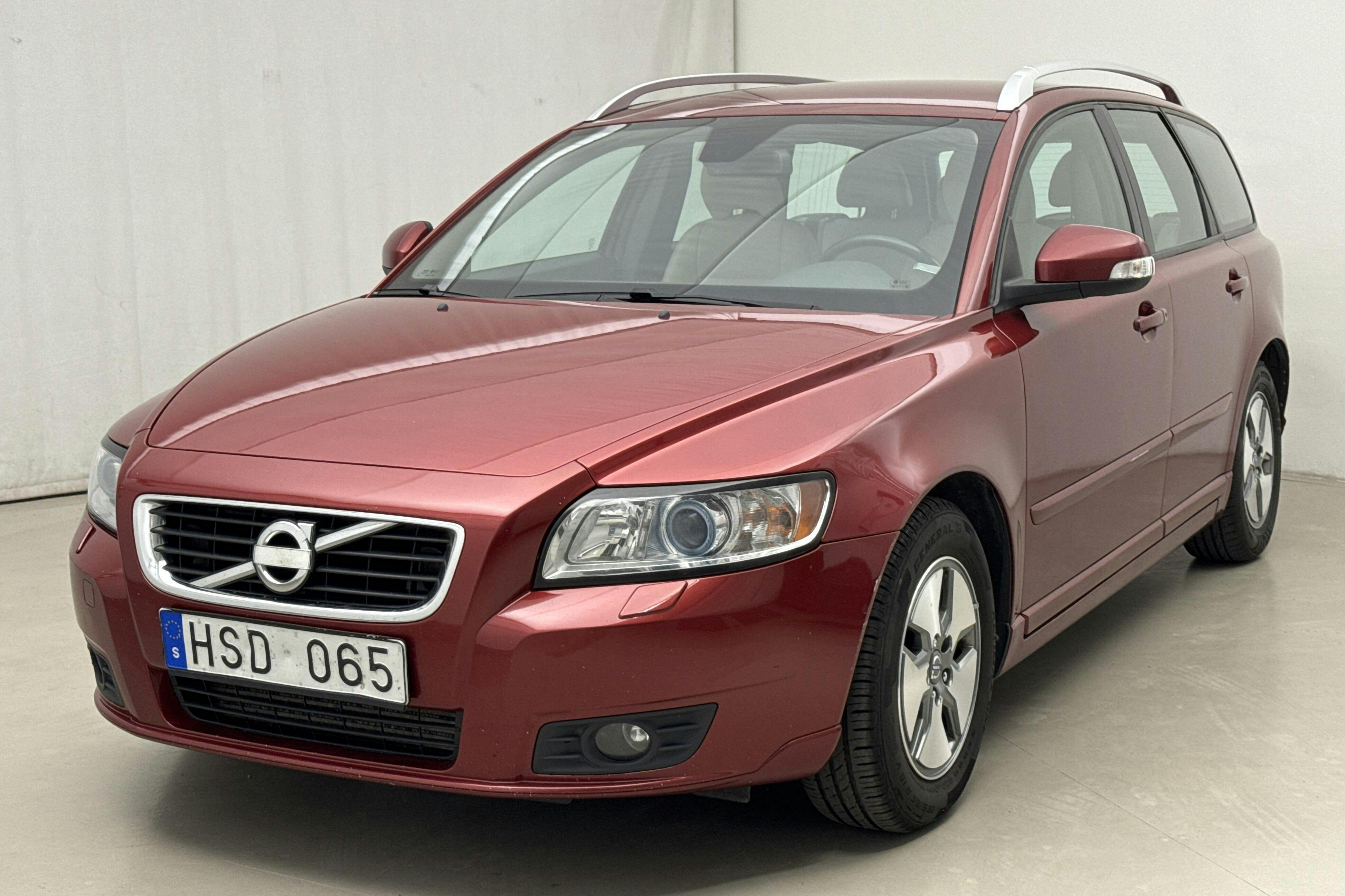 Volvo V50 D2 (115hk) - 204 360 km - Manual - Dark Red - 2011
