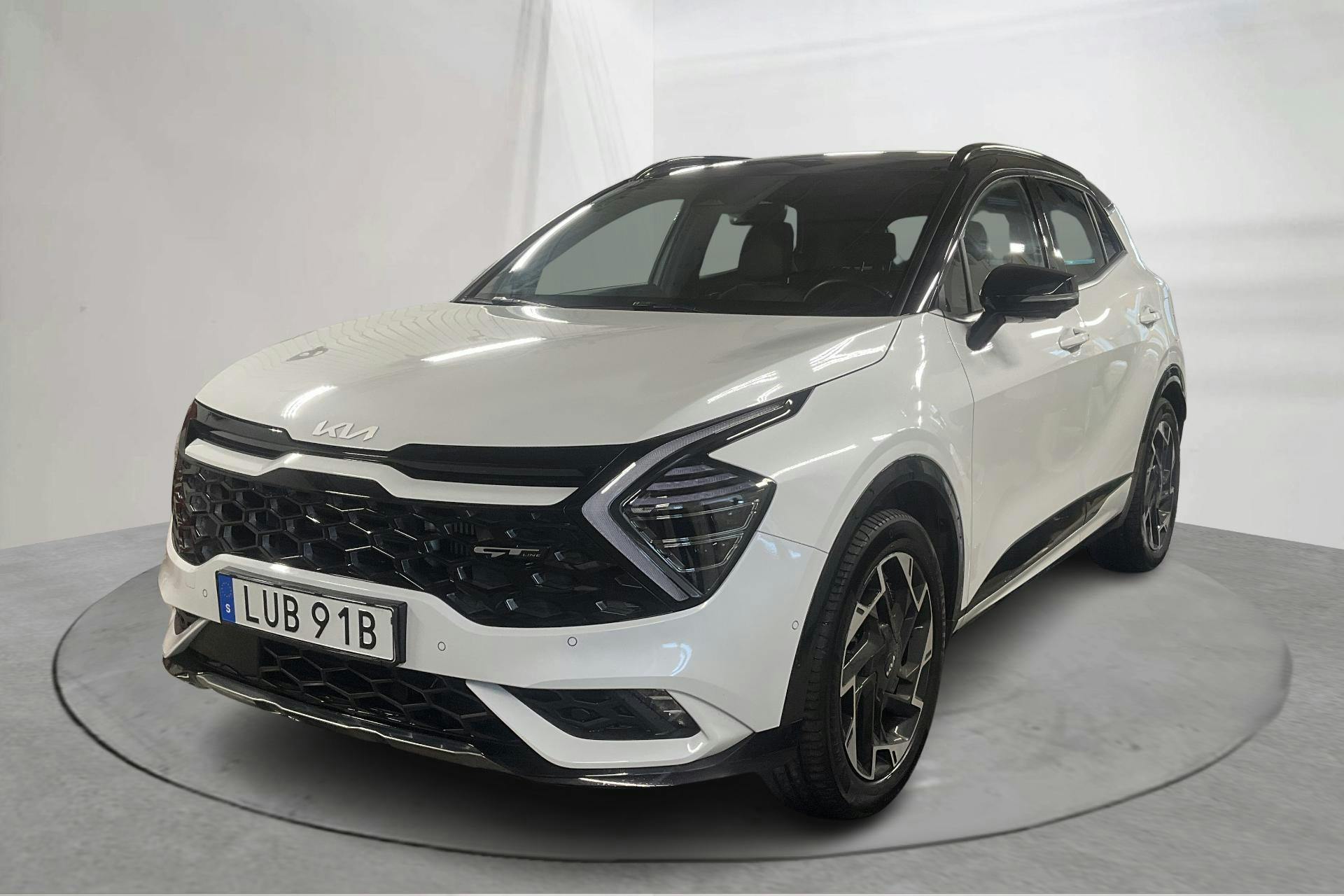 KIA Sportage PHEV AWD (265hk) - 7 717 mil - Automat - vit - 2023