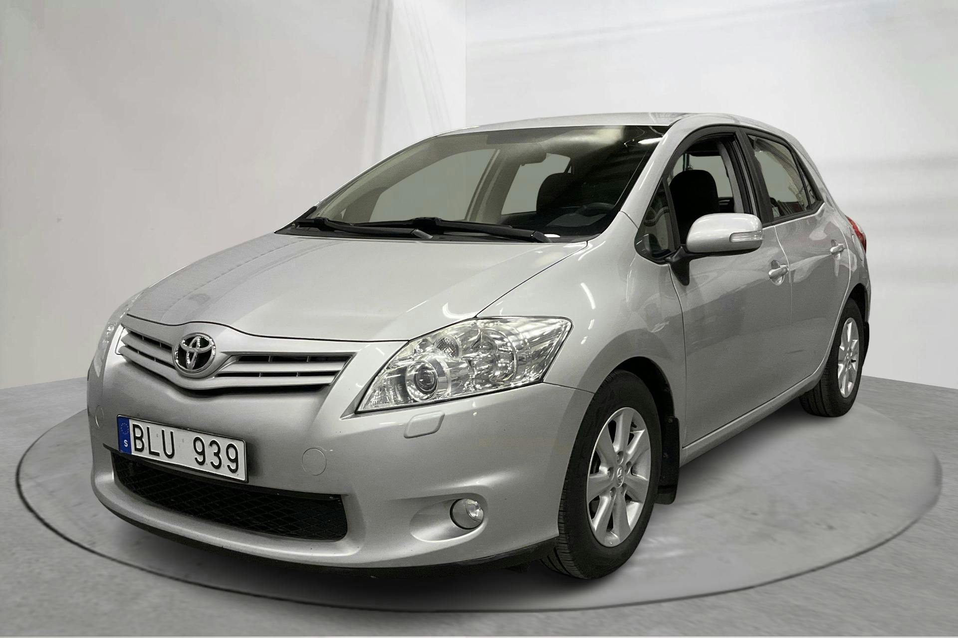Toyota Auris 1.4 D-4D 5dr (90hk) - 12 507 mil - Manuell - silver - 2012