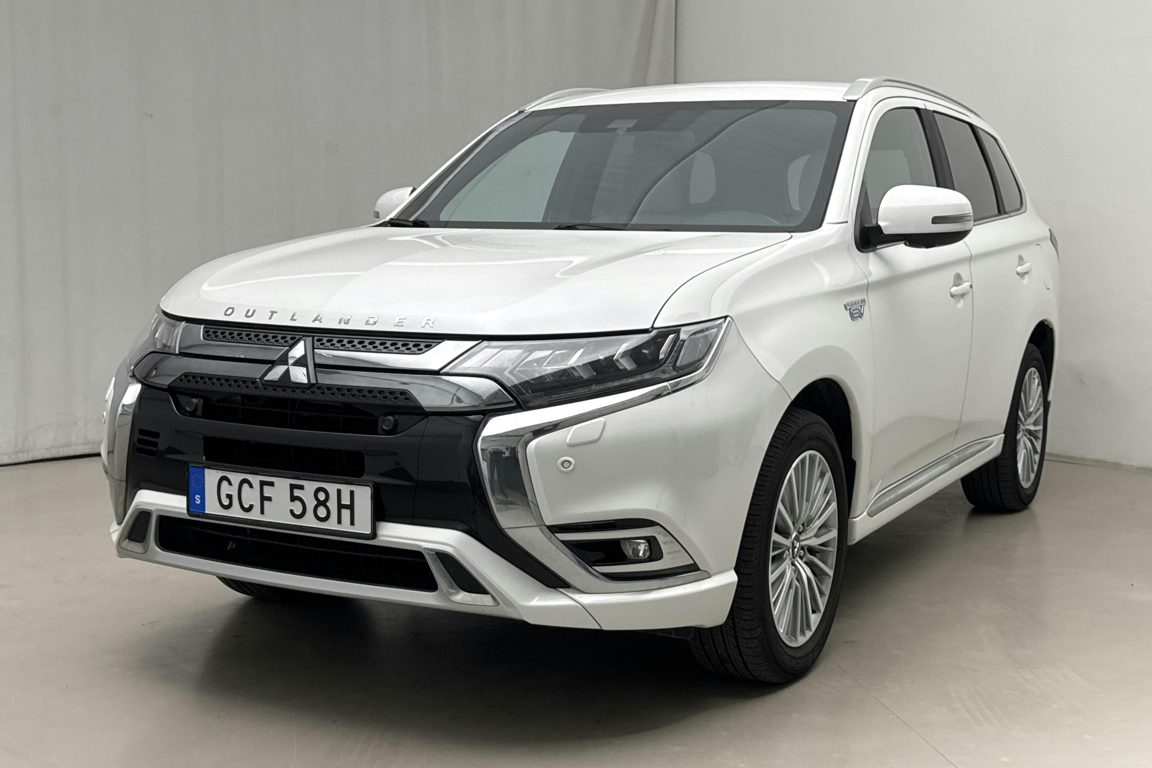 Mitsubishi Outlander 2.4 Plug-in Hybrid 4WD (136hk) - 70 550 km - Automatyczna - biały - 2020